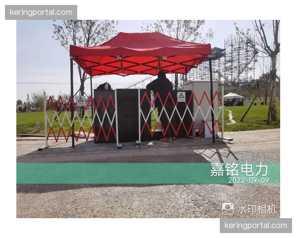 特写：在暴雨中断比赛三小时后，工作人员连夜抢修场地确保赛事继续