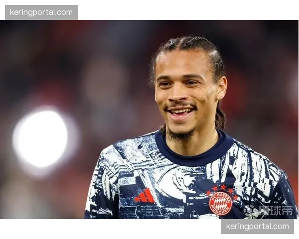 特写镜头:拜仁边锋萨内多次陷入越位陷阱,源于巴萨防线整体前提与局部盯人。 特写镜头:拜仁边锋萨内多次陷入越位陷阱,源于巴萨防线整体前提与局部盯人。