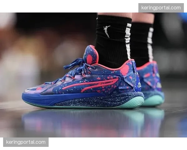 运动品牌推出新款球鞋,广告语强调“为瞬间启动与转向设计”,瞄准职业球员转换需求 运动品牌推出新款球鞋,广告语强调“为瞬间启动与转向设计”,瞄准职业球员转换需求